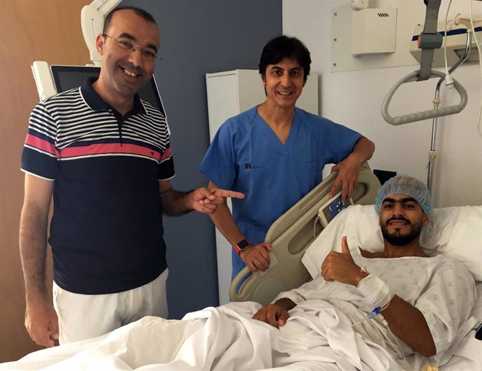 El doctor Francisco Martínez ha intervenido en el Hospital Mesa del Castillo al futbolista marroquí Noussair El Maimouni de su rodilla derecha