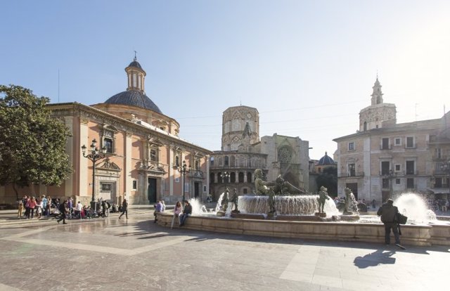Plaza de la Virgen de València en verano