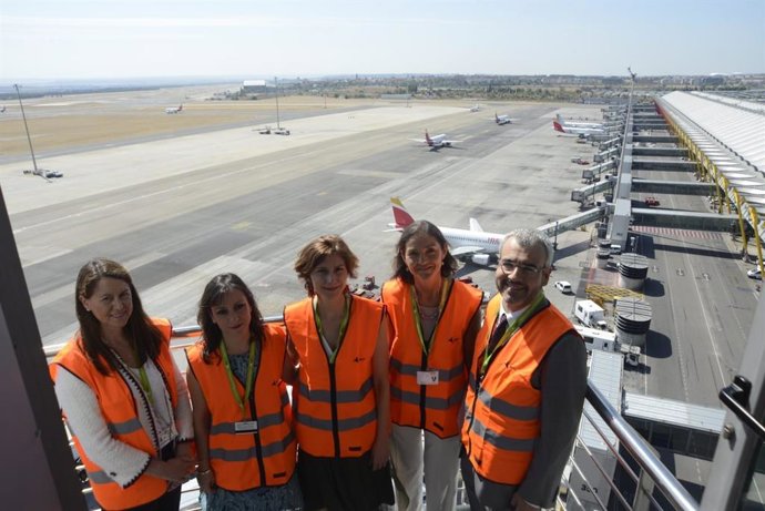 Reyes Maroto junto a Isabel Oliver visita Barajas para conocer el sistema automatizado de tratamiento de equipajes