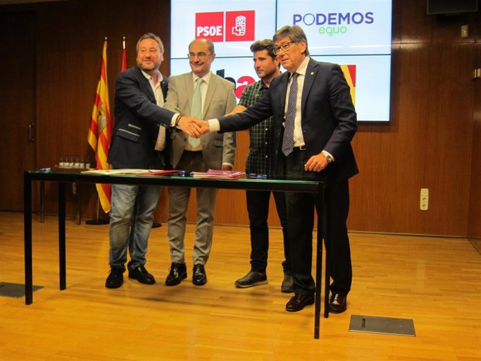 Soro, Lambán, Escartín y Aliaga tras la firma del acuerdo tripartito