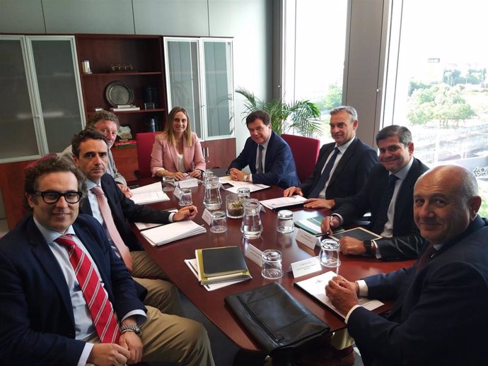La consejera de Fomento, Marifrán Carazo, ha mantenido una reunión con la Agrupación de Fabricantes de Cemento (AFCA)