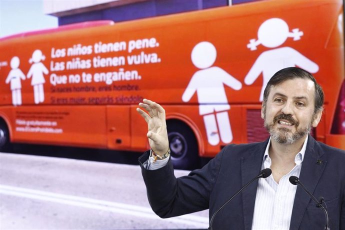 El presidente de Hazte Oír, Ignacio Arsuaga critica que Vox se ha vendido muy "barato" ante las exigencias de PP y Ciudadanos para formar gobierno en la Comunidad de Madrid