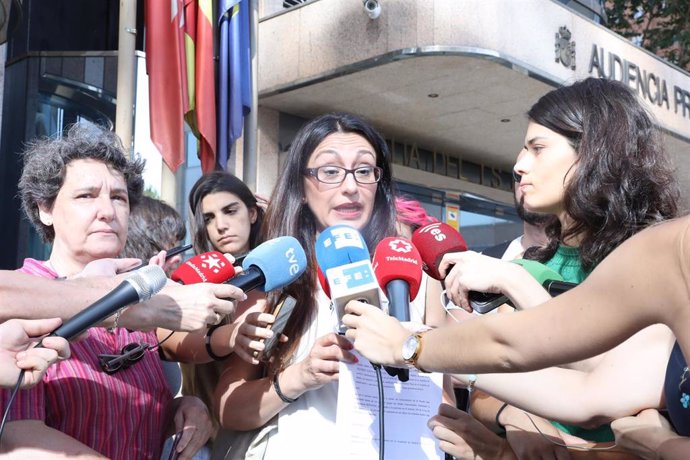 Imagen de archivo de la número 2 de Unidas Podemos-IU-Madrid en Pie en la Asamblea de Madrid, Sol Sánchez, en el centro.