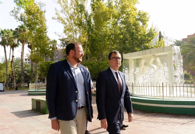 El alcalde de Murcia, José Ballesta, acompañado del concejal de Desarrollo Urbano y Modernización de la Administración, José Guillén, visitan el jardín del Salitre, donde han presentado el 'Objetivo Alberca 2023',