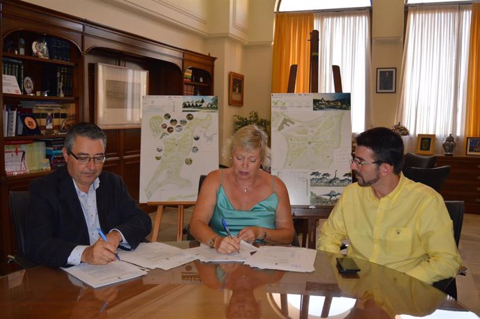 El alcalde de Rincón de la Victoria, Francisco Salado, firma el contrato de cesión de terrenos para instalar un parque temático de dinosaurios y tirolinas en el municipio
