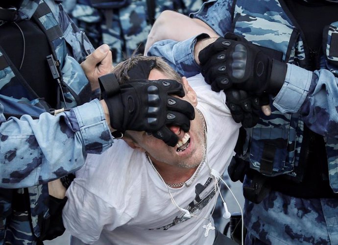 Represión policial contra una manifestación en Moscú