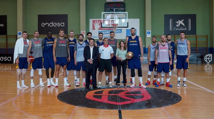 Andrea Levy posa con Sergio Scariolo y los internacionales de la selección española de baloncesto