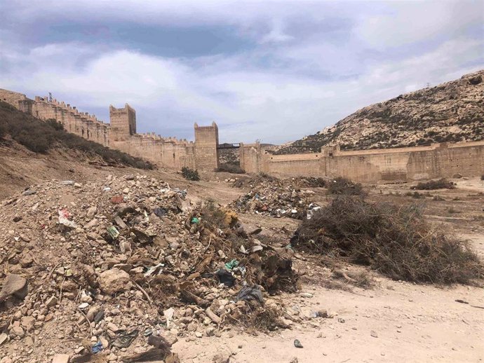 Trabajos de limpieza en el entorno de La Hoya, a los pies de la Alcazaba de Almería