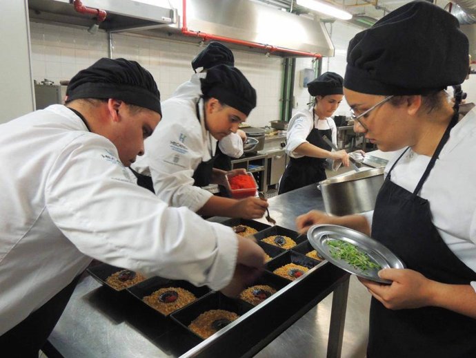 Alumnos de Hecansa formándose