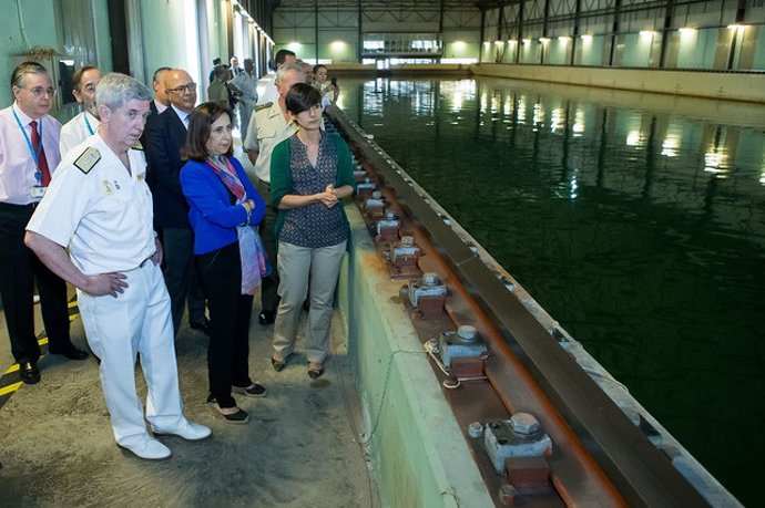La ministra de Defensa en funciones, Margarita Robles, en una visita al Canal de Experiencias Hidrodinámicas (CEHIPAR)