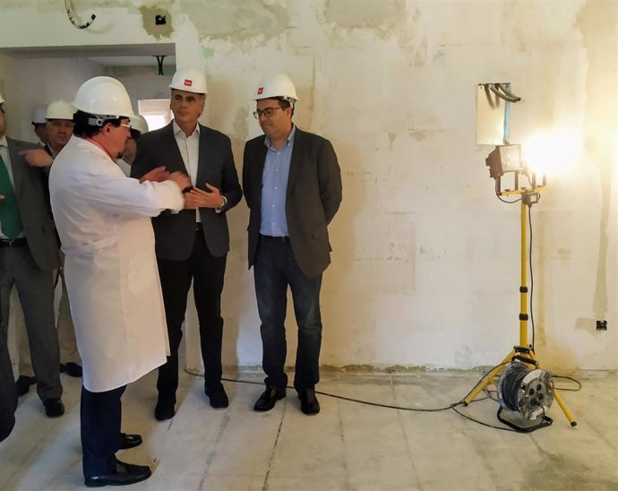 El consejero de Sanidad de la Comunidad de Madrid en funciones, Enrique Ruiz Escudero (i), y el alcalde de Leganés, Santiago Llorente (d), visitan las obras del Hosptal Severo Ochoa.