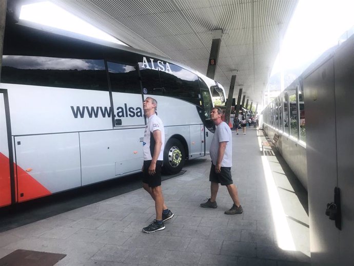 Pasajeros delante del autobús de Alsa en la Estación Nacional de Autobuses, este jueves durante la jornada de huelga.