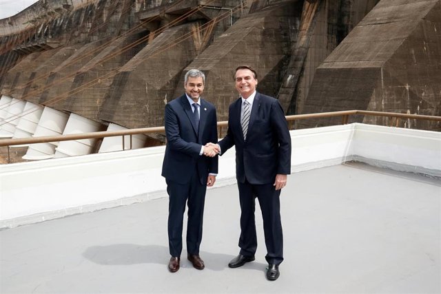 El presidente de Brasil, Jair Bolsonaro y el de Paraguay, Mario Abdo Benítez. 