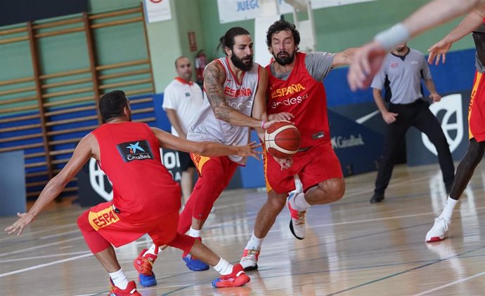Ricky Rubio intenta penetrar defendido por Sergio Llull en un entrenamiento de la selección española de baloncesto