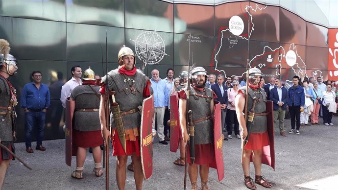 Un 'escuadrón' romano abre paso a la alcaldesa gijonesa, Ana González, y a la comitiva de la presentación del stand de Gijón en la Fidma