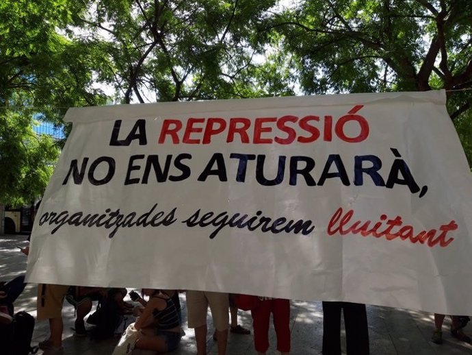 Pancarta desplegada por manifestantes ante la Ciutat de la Justícia por la detención de activistas independentistas.