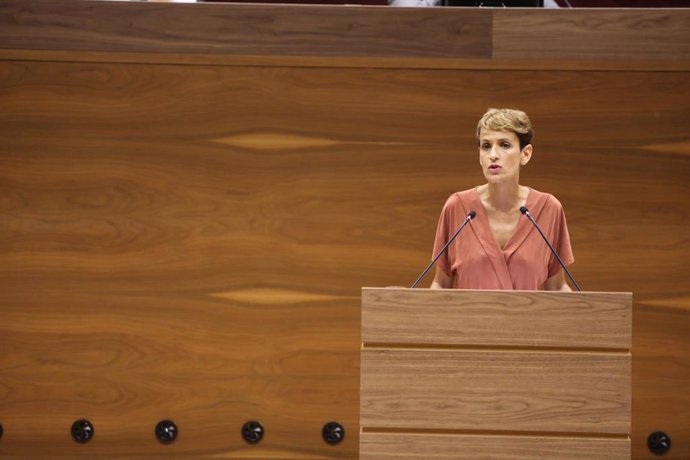 La secretaria general del PSN y candidata del partido a la Presidencia de Navarra, María Chivite, pronuncia su discurso durante la primera sesión del debate de su investidura a la Presidencia del Gobierno de Navarra en el Parlamento navarro.