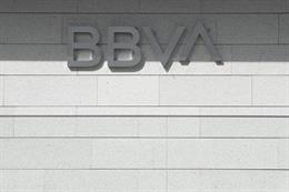 Nuevo logo del BBVA en la fachada del edificio 'La Vela', sede de la compañía en Madrid. Nuevo logo del BBVA en la fachada del edificio 'La Vela', sede de la compañía en Madrid.