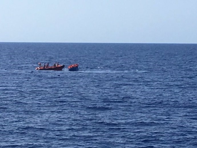 La ONG Proactiva Open Arms rescata una patera que se hundía en aguas del Mediterráneo (en la imagen)