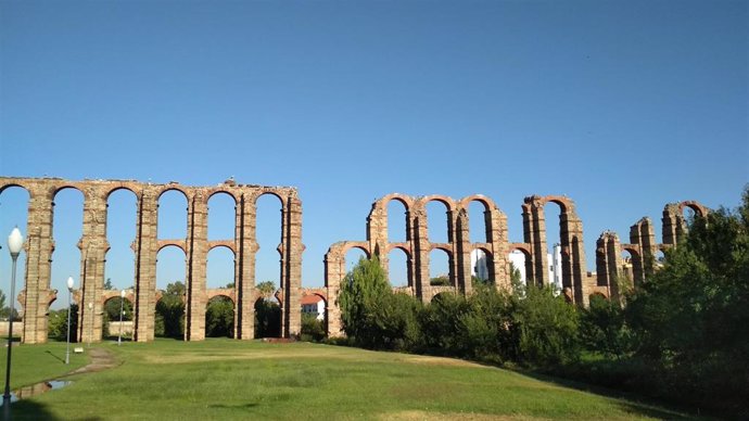  Acueducto de Los Milagros de Mérida en un día soleado