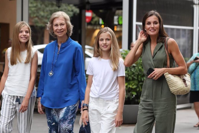 La Reina Letizia con sus hijas y Doña Sofía en su escapada al cine