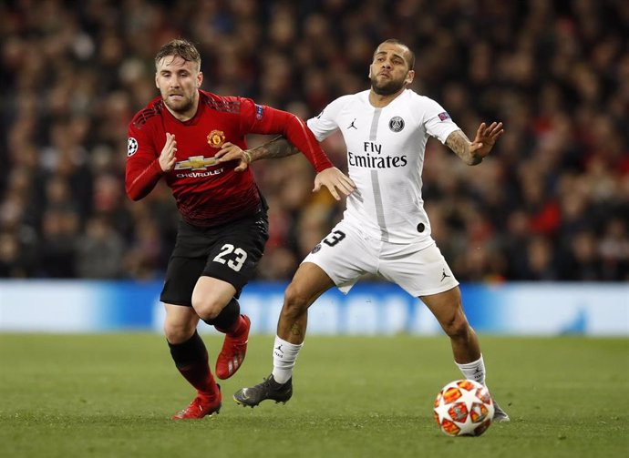 Dani Alves le disputa un balón a Luke Shaw en el Manchester United de la Liga de Campeones 2018-19