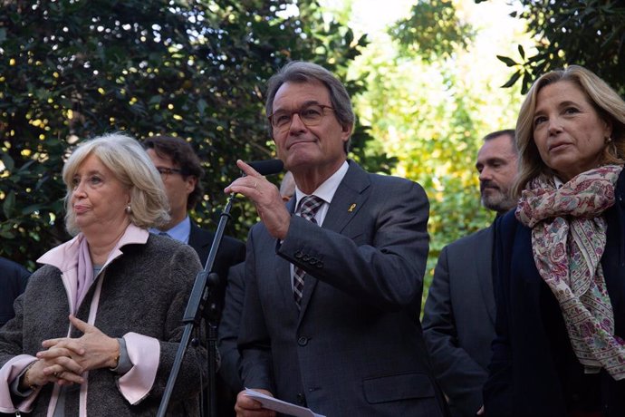 El expresidente de la Generalitat, Artur Mas, franqueado por la exconsellera de la Generalit de Catalunya, Irene Rigau (I) y  la exvicepresidenta Joana Ortega (D) en rueda de prensa en relación a la sentencia del 9N. 