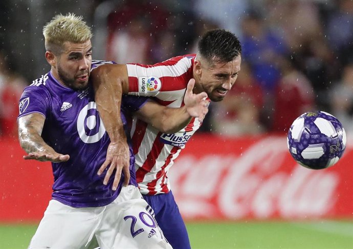 Héctor Herrera le disputa un balón a Alejandro Pozuelo durante el partido del Atlético ante el MLS All-Stars 