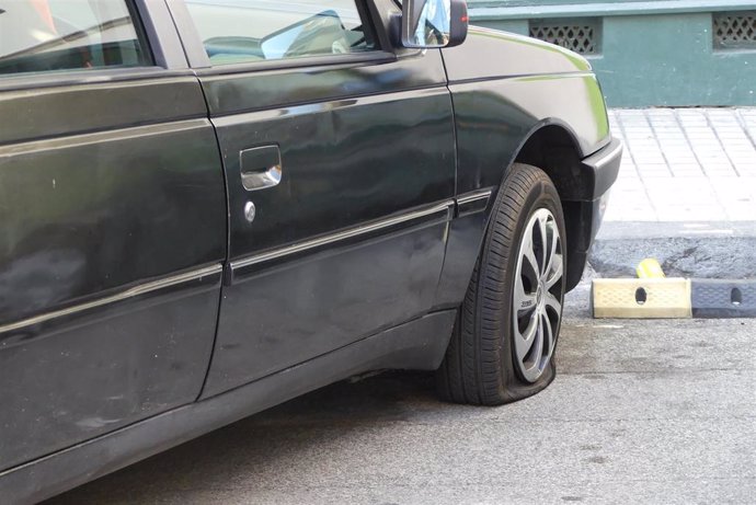 Vehículo con las ruedas pinchadas en el barrio de la Milagrosa de Pamplona