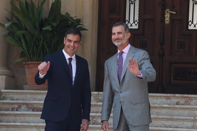 (I-D)  El presidente del Gobierno en funciones, Pedro Sánchez y el Rey Felipe VI, durante una recepción en el Palacio de Marivent, Palma de Mallorca en 2018.