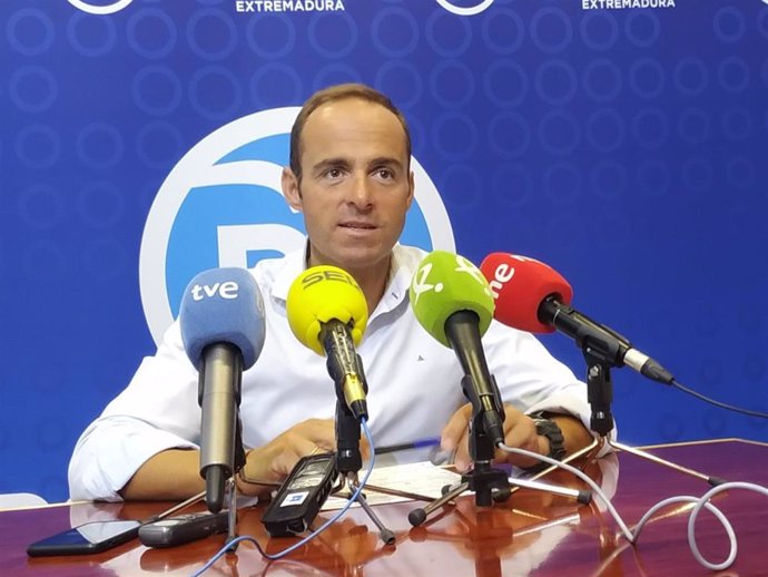 El vicesecretario de Organización y Electoral del Partido Popular de Extremadura, Juan Parejo, en rueda de prensa.