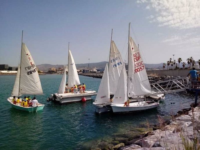 Embarcaciones de vela en Málaga que compiten en el circuito provincial de la Diputación para fomentar este deporte entre los menores de la provincia