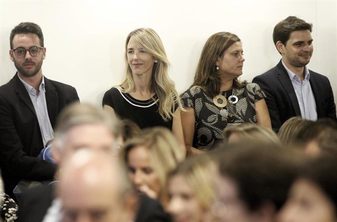 La diputada del PP por Barcelona, Cayetana Álvarez de Toledo (2i) durante la reunión de la Junta Directiva Nacional del partido en su sede, situada en la Calle Génova de Madrid.