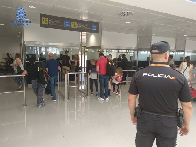 Un agente de la Policía Nacional en el aeropuerto de Palma.
