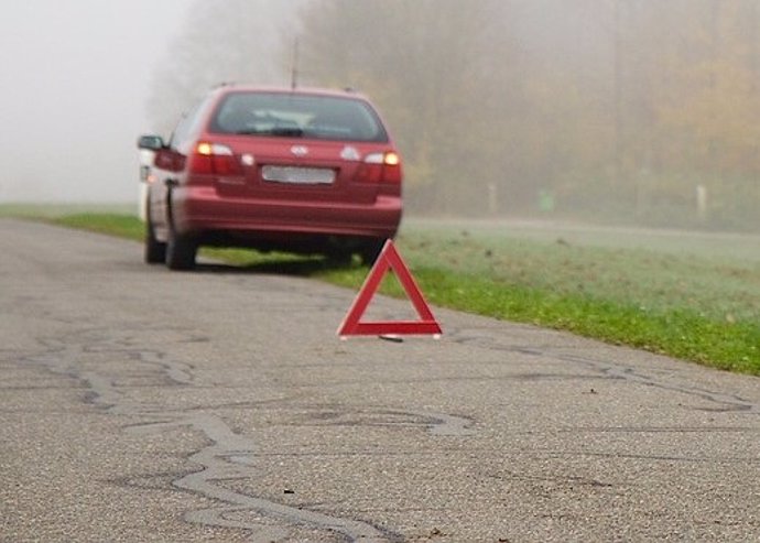 Recurso de automóvil averiado. Seguros de coche, carretera, triángulo de avería