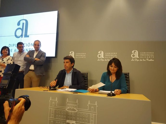 El presidente provincial, Carlos Mazón, y su vicepresidenta, Julia Parra, sentados; y de pie Adrián Ballester y Javier Gutiérrez.