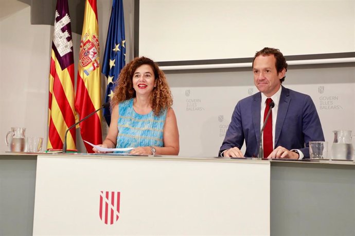 El conseller de Movilidad y Vivienda, Marc Pons, y la portavoz del Govern, Pilar Costa, en rueda de prensa