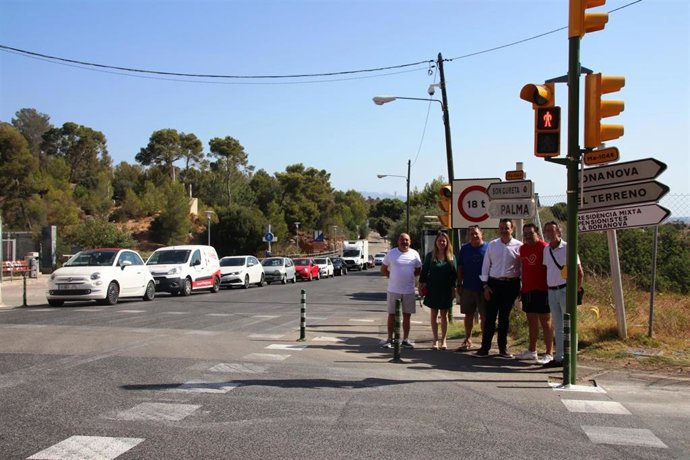 El regidor de Movilidad Sostenible, Francesc Dalmau, junto con la directora general del área, Irene Nombela y el coordinador de Distrito, Manuel Fernández, visitando la nueva instalación junto con los miembros de la Asociación de Vecinos de Génova