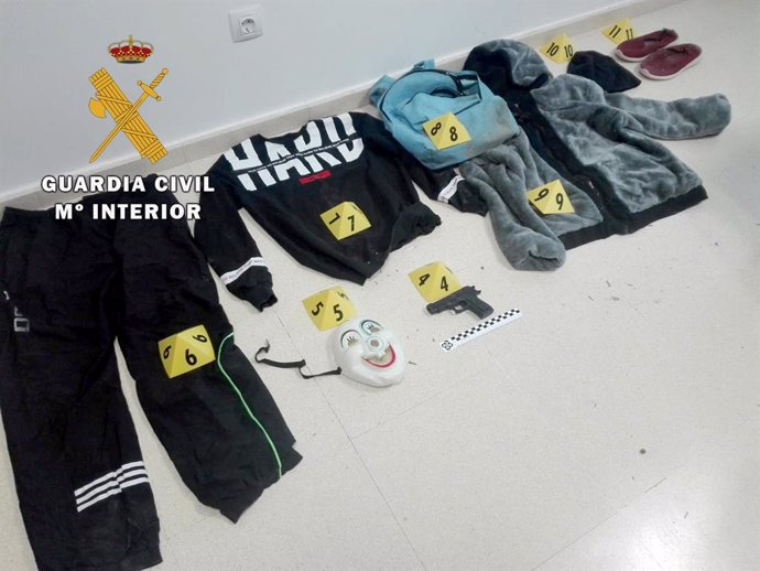 Ropa y objetos utilizados presuntamente en el robo ocurrido en la gasolinera de Begíjar.