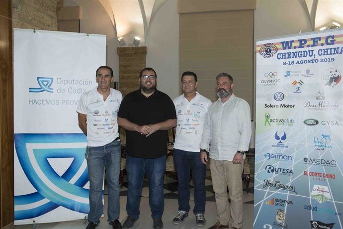 Jaime Armario y el concejal del Ayuntamiento de Jerez junto con los deportistas