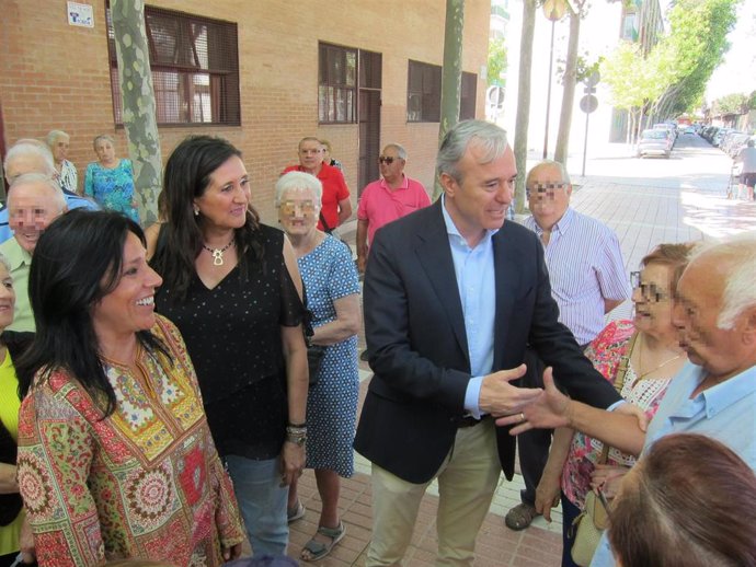 El alcalde de Zaragoza visita el Centro Municipal de Convivencia para Mayores La Jota.