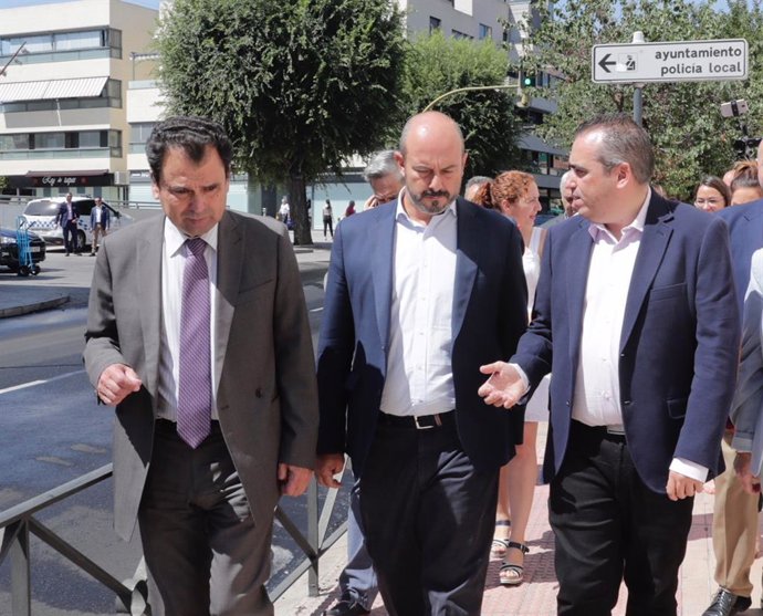 El presidente en funciones de la Comunidad de Madrid, Pedro Rollán, celebra el acuerdo del PP, Cs y Vox durante su visita a San Fernando de Henares