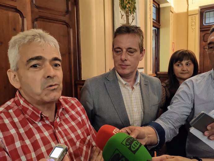 El presidente de Reader, Belarmino Fernández, el presidente de la Junta General, Marcelino Marcos Líndez, y la alcaldesa de Carreño, Amelia Fernández, presentan el Parlamento Rural Europeo que se celebra en Candás en noviembre.