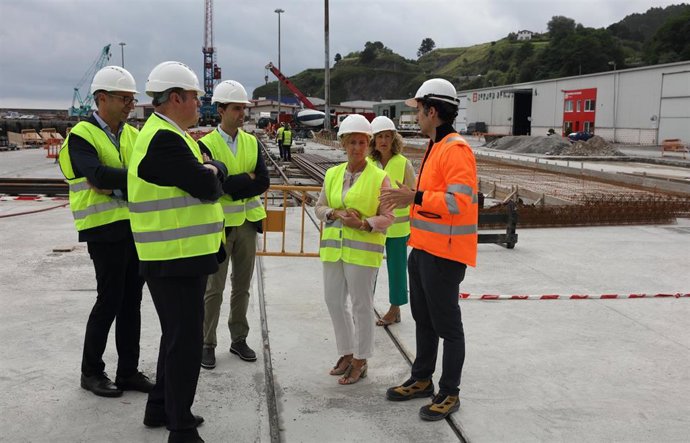 Arantxa Tapia visita las obras en el muelle de Bermeo (Bizkaia)