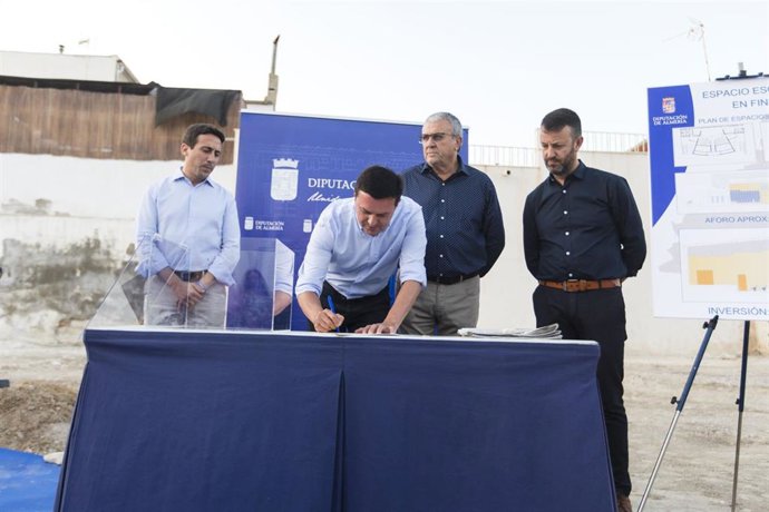 García en el acto de colocación de la primera piedra del espacio escénico de Fines