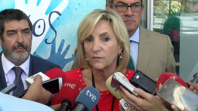 Casado atiende a los medios de comunicación.