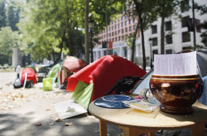 Imagen de archivo de la acampada de personas sin techo en el Paseo del Prado, en la ciudad de Madrid.