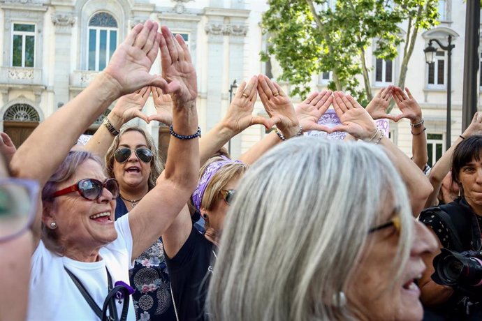Un total de 135 organizaciones feministas han convocado una concentración ante el Tribunal Supremo de Madrid para volver a protestar contra la sentencia que condena a los cinco miembros de La Manada por un delito de abuso sexual y les absuelve del de ag