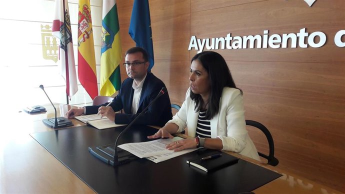 La concejala de Economía y Hacienda del Ayuntamiento de Logroño, Esmeralda Campos León, y el responsable de Promoción Económica y Tecnología del Consistorio, Javier Ridruejo
