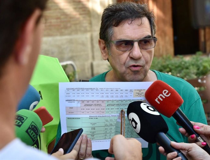 El portavoz de las Plataformas de Afectadas por la Hipoteca del País Valenci (PAHs PV), José Luis González, atiende a los medios de comunicación tras la reunión con el conseller de Vivienda de la Generalitat Valenciana, Rubén Martínez Dalmau.